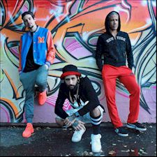 FENSTA - the voice resonates rhythmically onto the musical backdrop before it bursts into splendid splinters